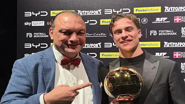 Milli Futbolcu Kenan Yıldız ödülünü aldı