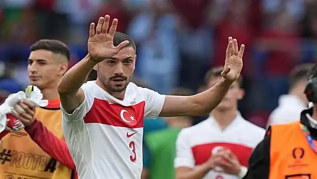 Milli futbolcudan genç futbolculara jest