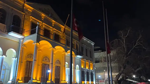 Millî Yas Dolayısıyla Bayraklar Yarıya İndirildi