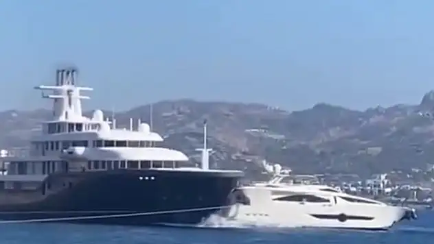 Milyon dolarlık mega yat, motoryatı ezip geçti
