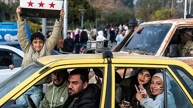 Milyonlarca Suriyeli meydanlarda kutlama yapıyor
