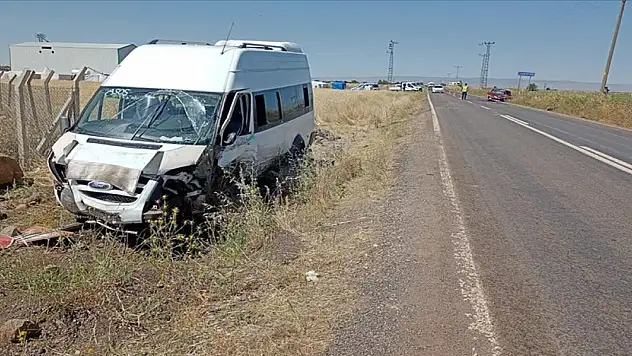 Minibüs ile otomobilin çarpıştığı kazada 22 kişi yaralandı