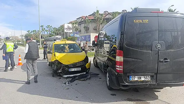 Minibüs ile ticari taksi kavşakta çarpıştı!