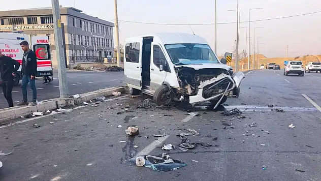 Minibüs ve hafif ticari araç çarpıştı: 19 yaralı