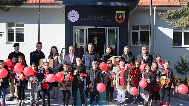 Minik elleriyle ördükleri atkı ve bereler, asker ağabeylerini ısıtacak