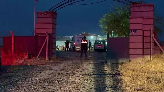 Miras kavgasında kan aktı!Amcasını ve 3 kişiyi bıçakladı