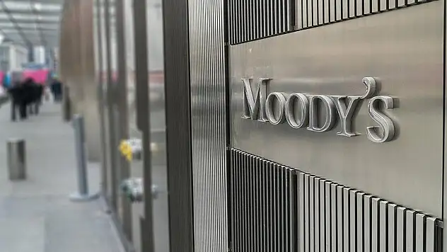 Moody's Fransa'nın kredi notunu düşürdü