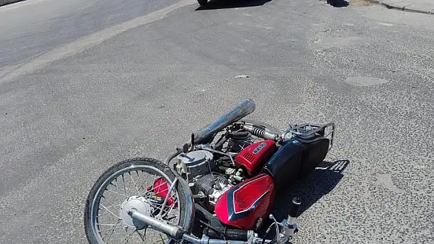 Motosiklet ile kamyonet çarpıştı
