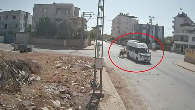 Motosiklet, minibüse ok gibi saplandı