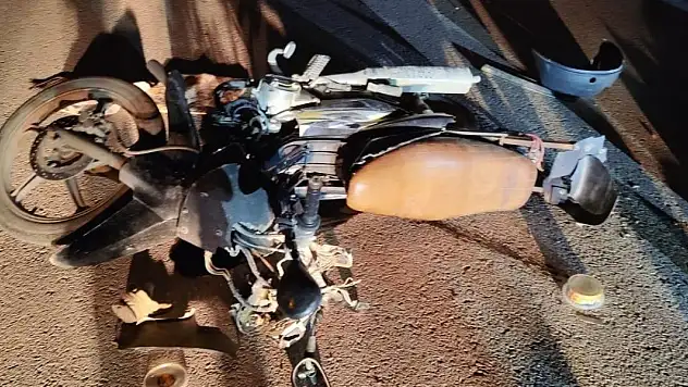 Motosiklet park halindeki otomobile çarptı: 1 yaralı