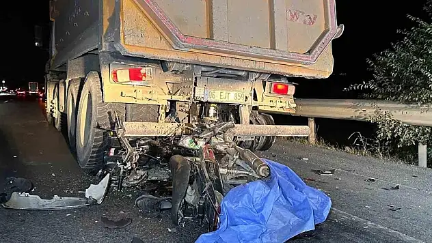 Motosiklet sürücüsü kamyona arkadan çarptı: 1 ölü