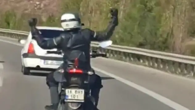 Motosiklet üzerinde dans edip kilometrelerce ilerledi