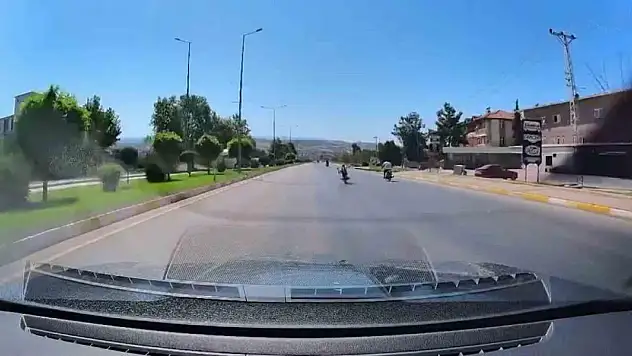 Motosikletlerin üzerine yatarak yarıştılar