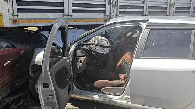 Muş'ta dönüş yapan tıra otomobil çarptı: 1 ölü