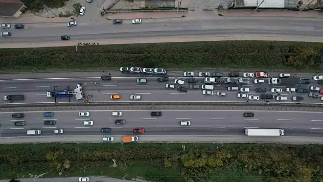 Nakliyat kamyonu devrildi! Kilometrelerce araç kuyruğu oluştu