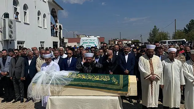 Narin'in tabutuna bırakılan duvak yürekleri dağladı