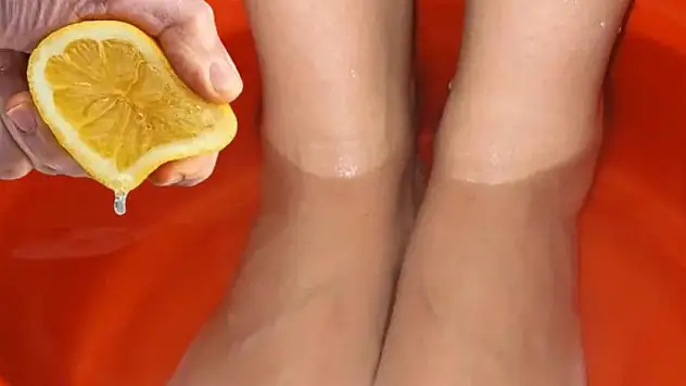 Ne ağrı kalacak ne de mantar! Limonlu su da bekletin, dolaşımı makine gibi çalıştırıyor!