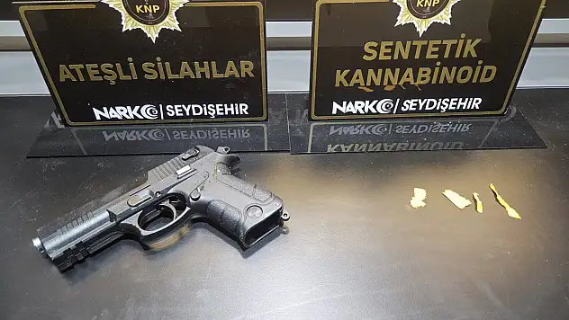 Nefes kesen kovalamaca: Uyuşturucuyu yola saçıp kaçmaya çalıştılar!