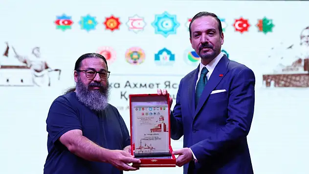 NEÜ'lü Osman Gözel'e Türk Dünyası Ahilik Zanaatkar Ödülü verildi