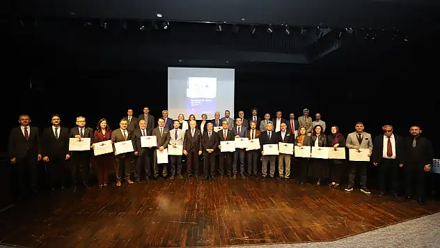 NEÜ'nün engelsiz üniversite başarısı bayrak teslim töreni ile taçlandı
