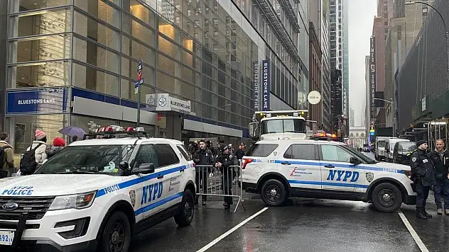 New York'ta bir kişi Times Meydanı'nda ateşe verildi