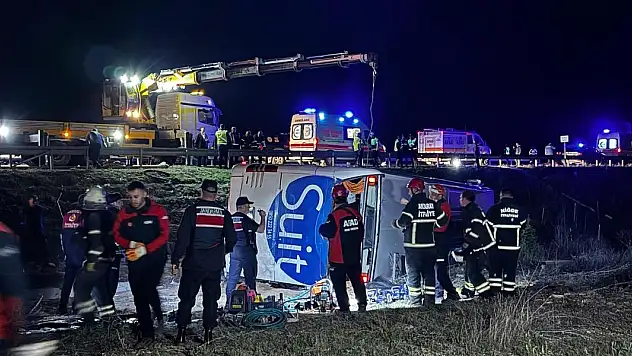 Niğde - Ankara Otoyolu'nda otobüs şarampole devrildi: 2 ölü, 40 yaralı