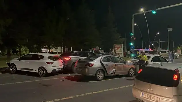 Niğde-Konya yolu üzerinde zincirleme kaza: 2 yaralı!
