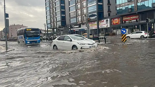 Niğde'de sağanak yağış kazaya neden oldu: 8 yaralı