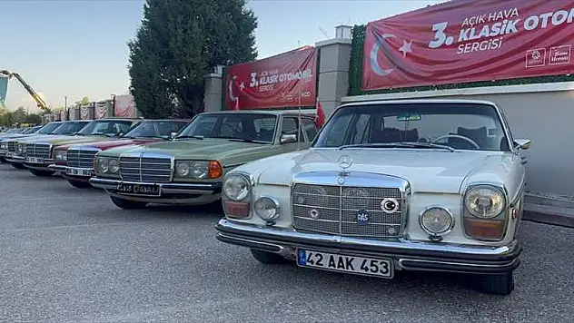 Nostalji Zirve Yaptı! Klasik Araçlar Görsel Şölen Sundu