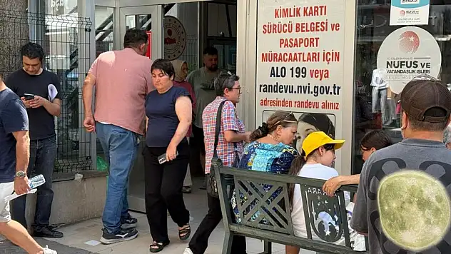 Nüfus müdürlüklerinde ehliyet yenileme yoğunluğu