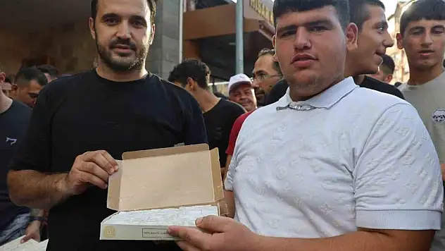 Ödül için 3 dakikada 1 kilo lokum yedi!