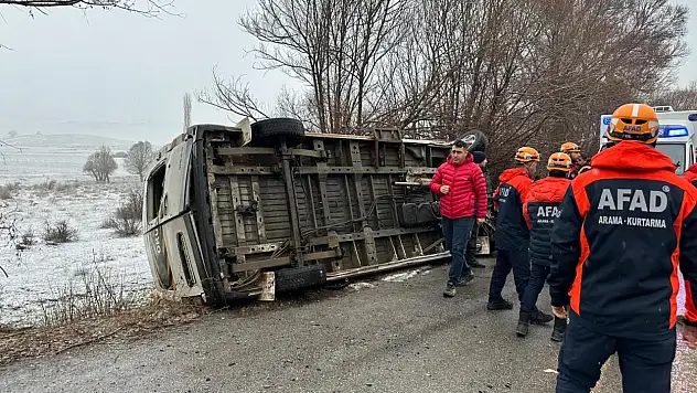 Öğrenci servisi devrildi: 15 yaralı