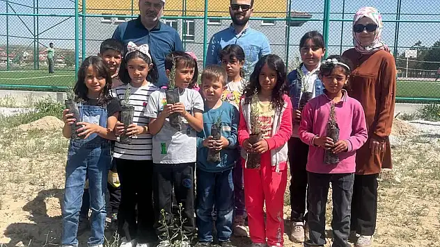 Öğrenciler 110 fidanı toprakla buluşturdu