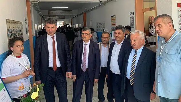 Öğrenciler bilimsel çalışmalarını sergiledi