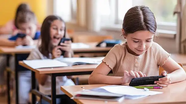 Öğrenciler dijital cihazları olmadan bir gün geçirmekte zorlanıyor