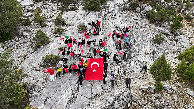 Öğrenciler tarihi kervan yolunda Cumhuriyet için yürüdü!