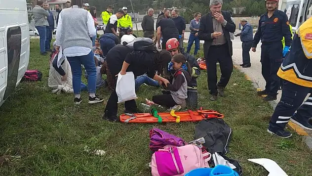 Öğrencileri taşıyan minibüs ile tır çarpıştı: 12'si öğrenci  13 yaralı