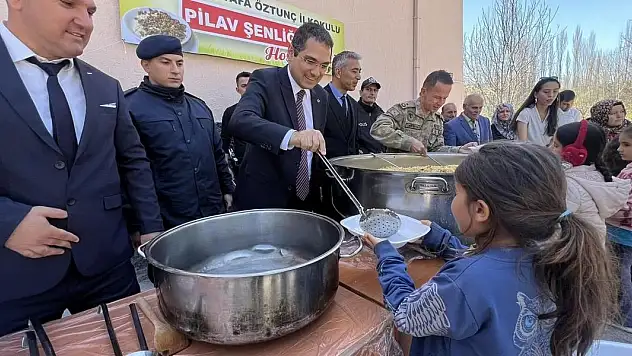 Okul bahçesinde öğrencilere özel pilav şenliği!