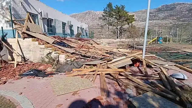 Okul, restoran ve evlerin çatıları uçtu, fırtına hayatı felç etti
