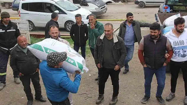 Ölen babası için 40 köyden 40 çiftçiye yulaf tohumu dağıttı