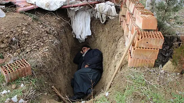 Ölmeden kazdığı mezarına geceleri girip yatıyor