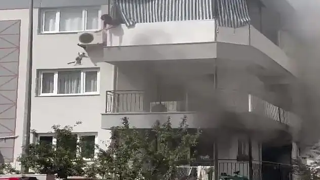 Önce kedisini kurtardı, sonra kurtarılmayı bekledi