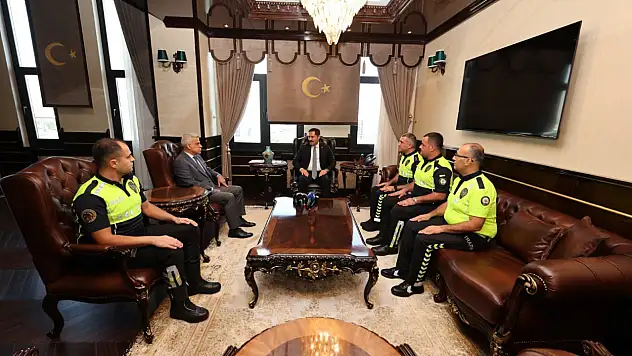 Örnek davranışıyla Bakan Çiftçi'nin takdirini toplayan polis memurlarına başarı belgesi verildi