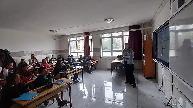 Ortaokul öğrencilerine akılcı ilaç kullanım eğitimi verildi
