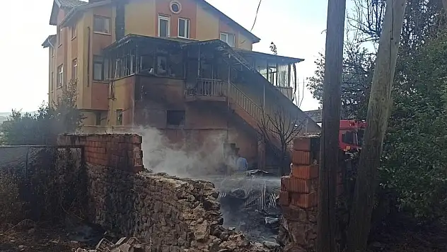 Otları temizlemek için yaktığı ateş, komşusunun evini yaktı