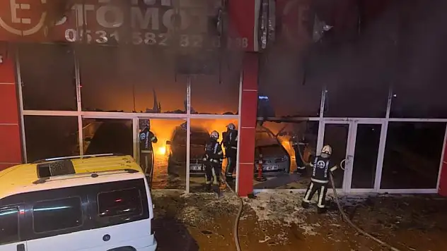 Oto galeride çıkan yangında 5 araç küle döndü