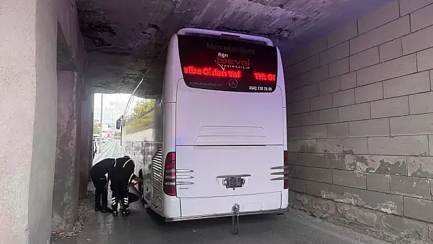 Otobüs alt geçitte sıkıştı