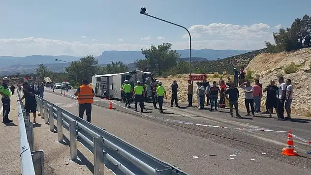 Otobüs ile kamyon birbirine girdi! Ölü ve yaralılar var