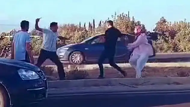 Otobüs şoförü, otomobil sürücüsüne bıçakla saldırdı