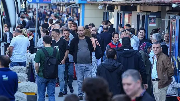 Otogar ve havalimanlarında bayram tatili yoğunluğu